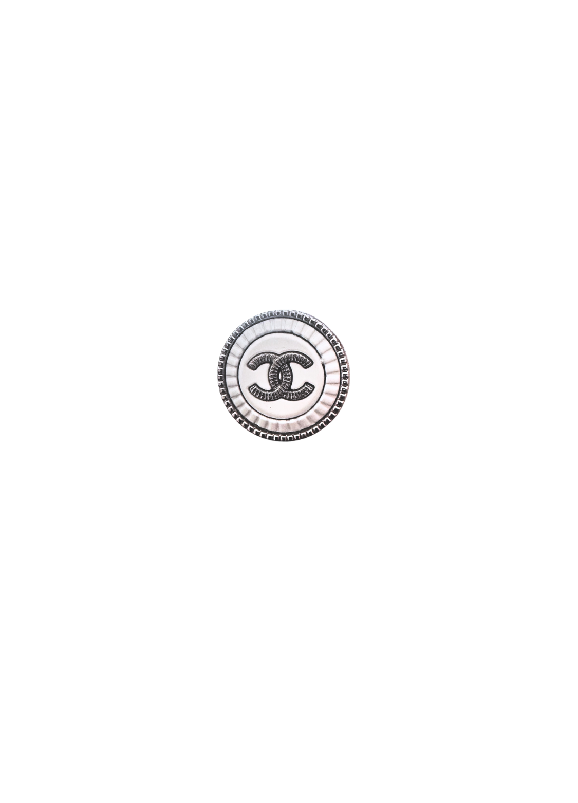 Bouton chanel blanc et argent monté en bague de face sur fond blanc