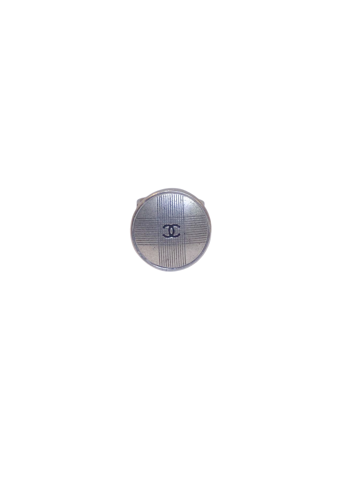 Bouton chanel argent quadrillé monté en bague sur fond blanc de face