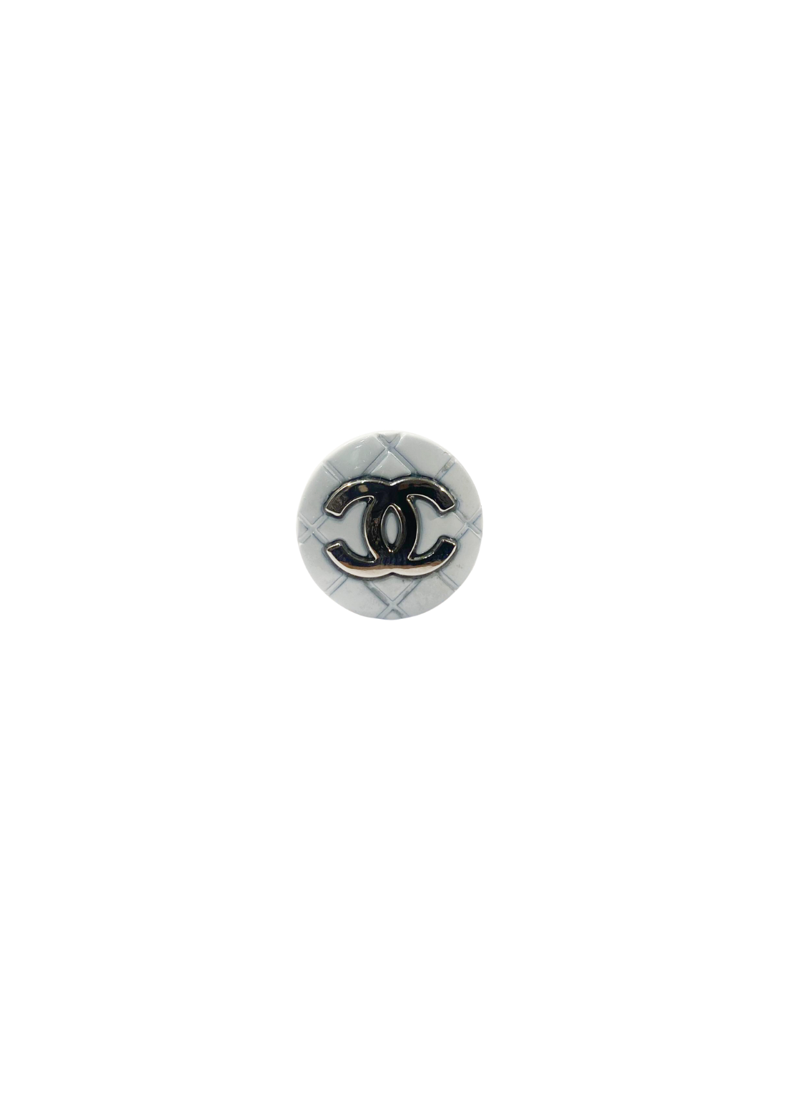 Bouton chanel blanc quadrillé monté en bague de face sur fond blanc