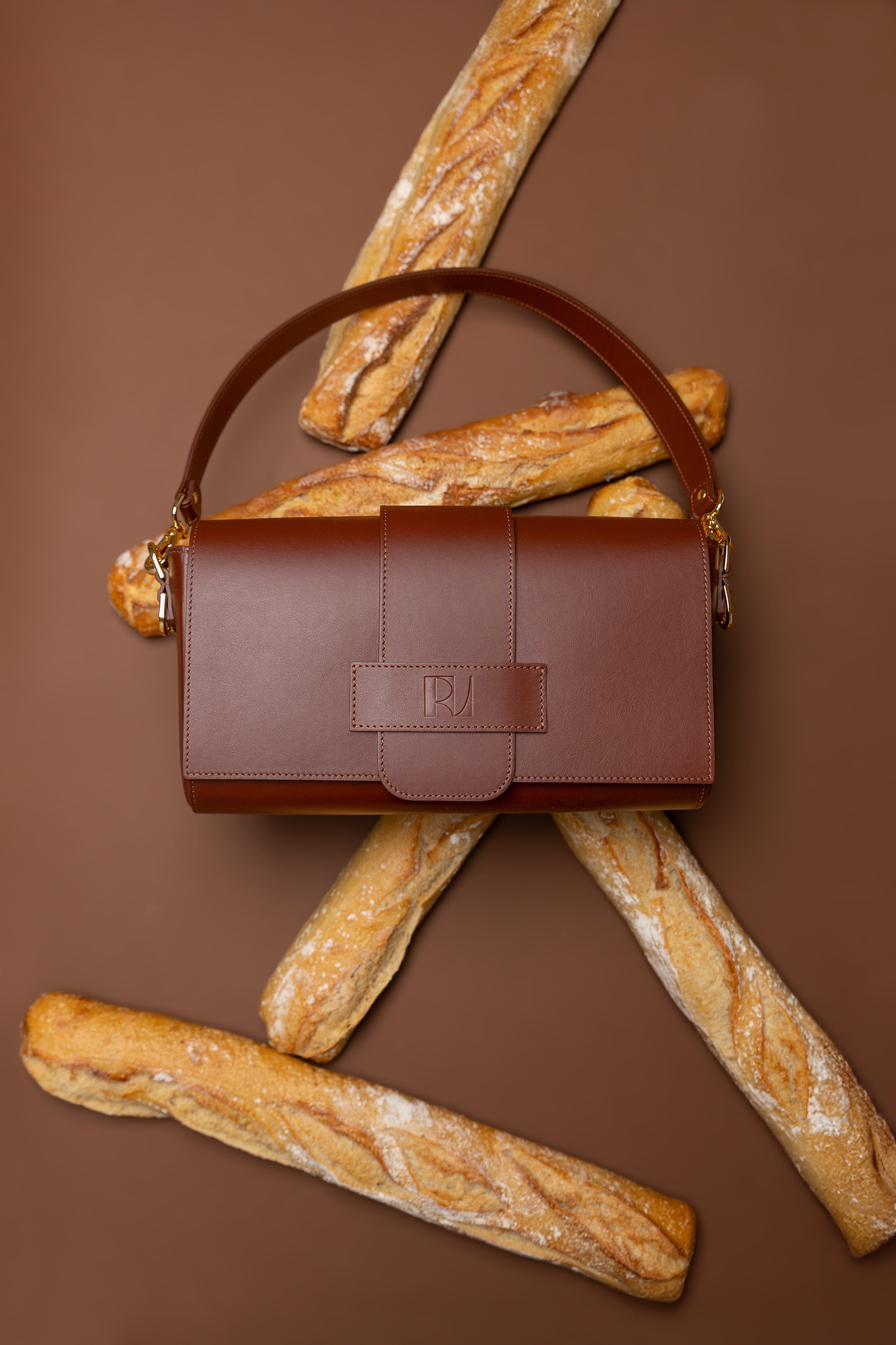 Baléti-brunette-mis en scène avec baguettes de pain-ERVEE