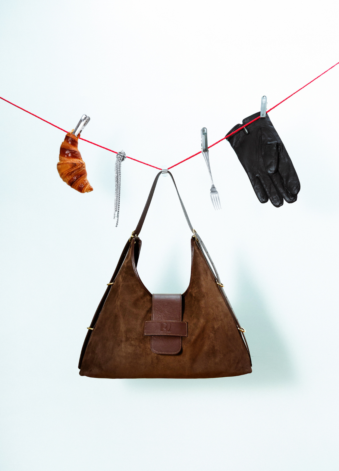 sac fada taille L bi-matière marron mis en scène sur un fil avec un croissant, des gants et des couverts