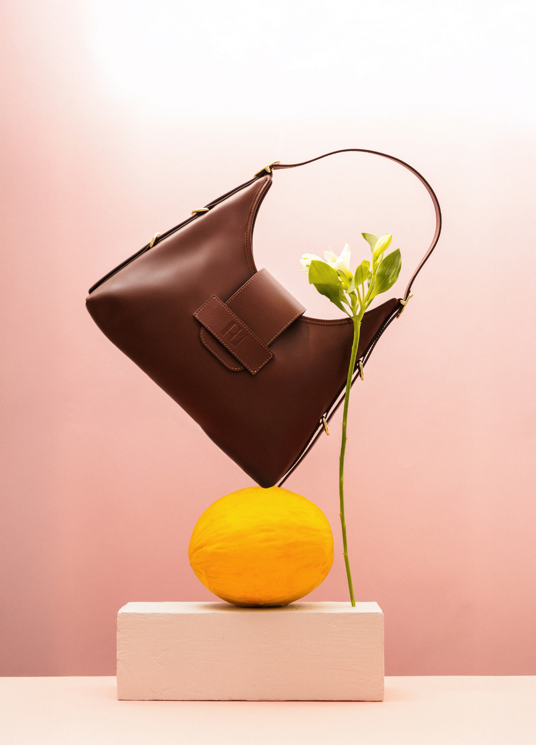 sac fada taille M mis en scène sur un gros citron-ERVEE