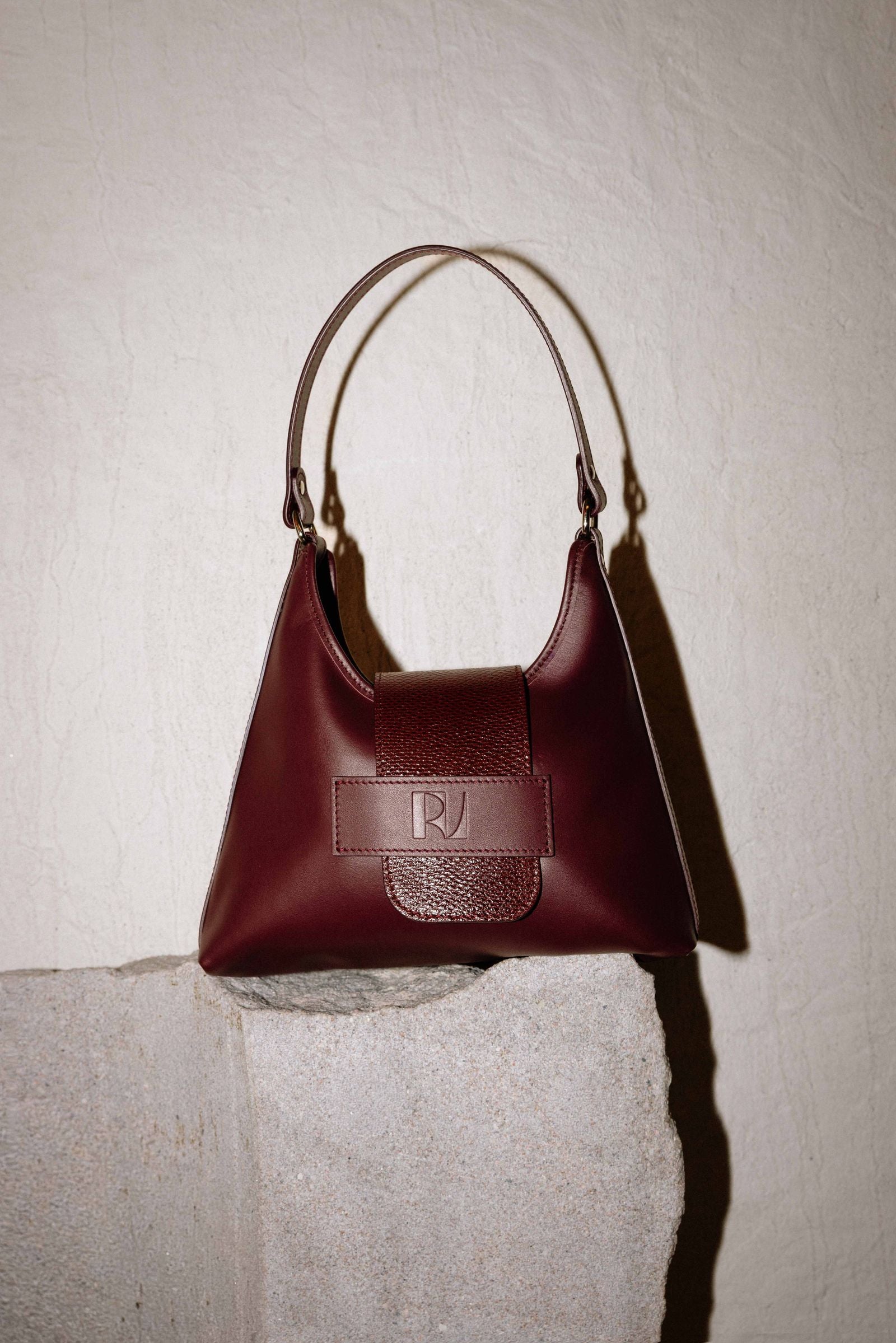 sac fada taille S chocolat truffle posé sur une grand pierre-ERVEE