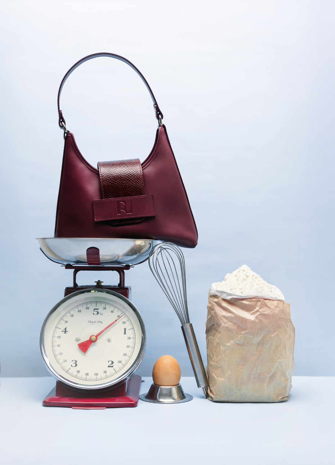 Sac fada taille S chocolat truffle mis en scène sur une balance de cuisine avec ustensiles de patisserie-ERVEE