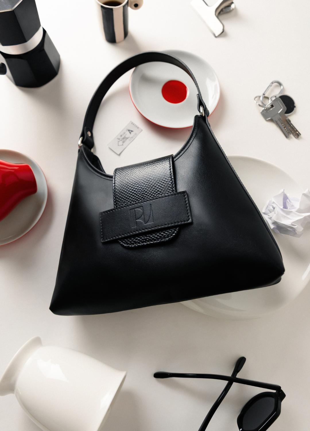 sac fada taille S ms en scène sur une table avec des clés, café- noir et blanc-ERVEE
