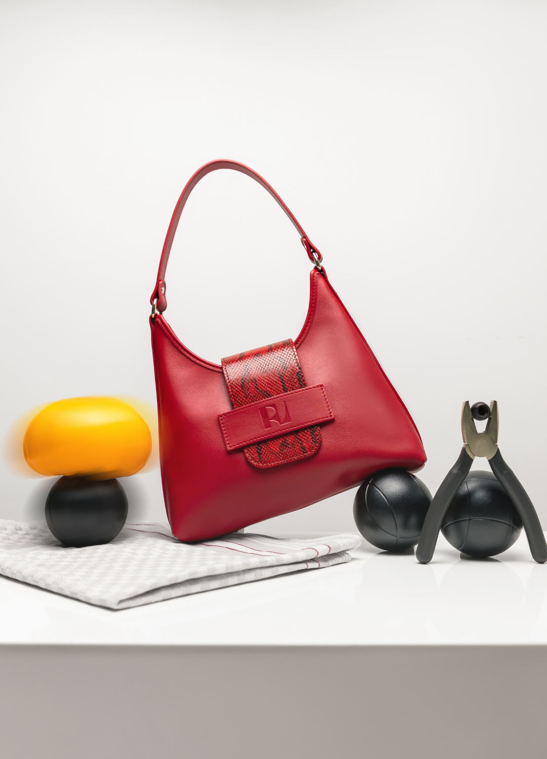 sac fada taille S rouge python mis en scène ave des boules noires-ERVEE