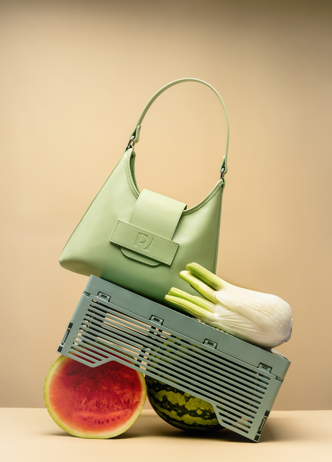 sac fada taille S mis en scène sur une cagette avec des légumes-ERVEE