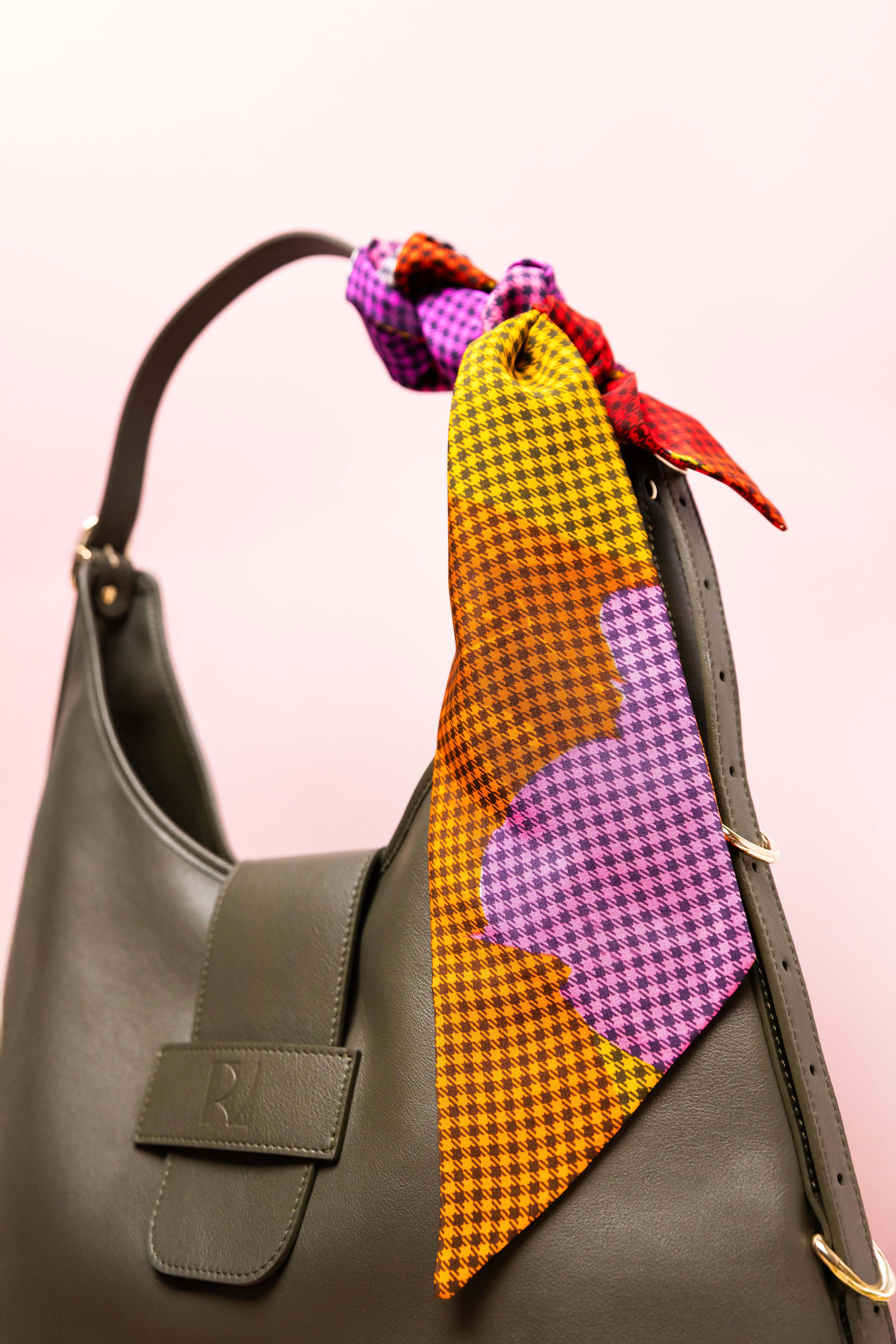foulard Mistral pied de poule noué autour de l'anse sac hobo kaki