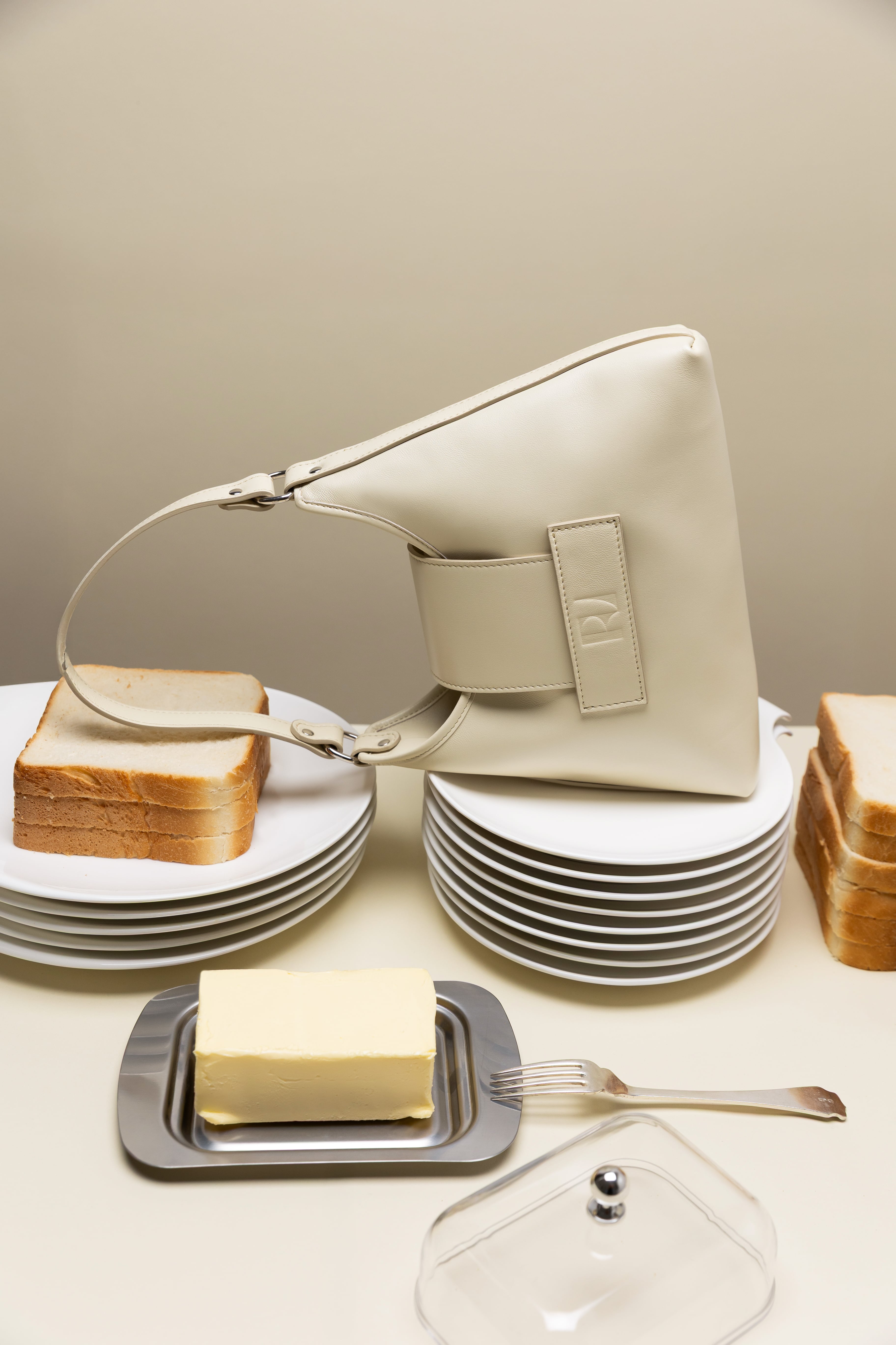 sac fada taille S jaune pale mis en scène sur assiette avec du pain et du beurre-ERVEE
