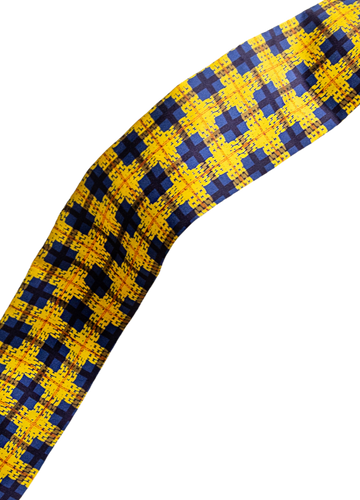 zoom sur l'imprimé fourlard Mistral soleil bleu et jaune sur fond blanc
