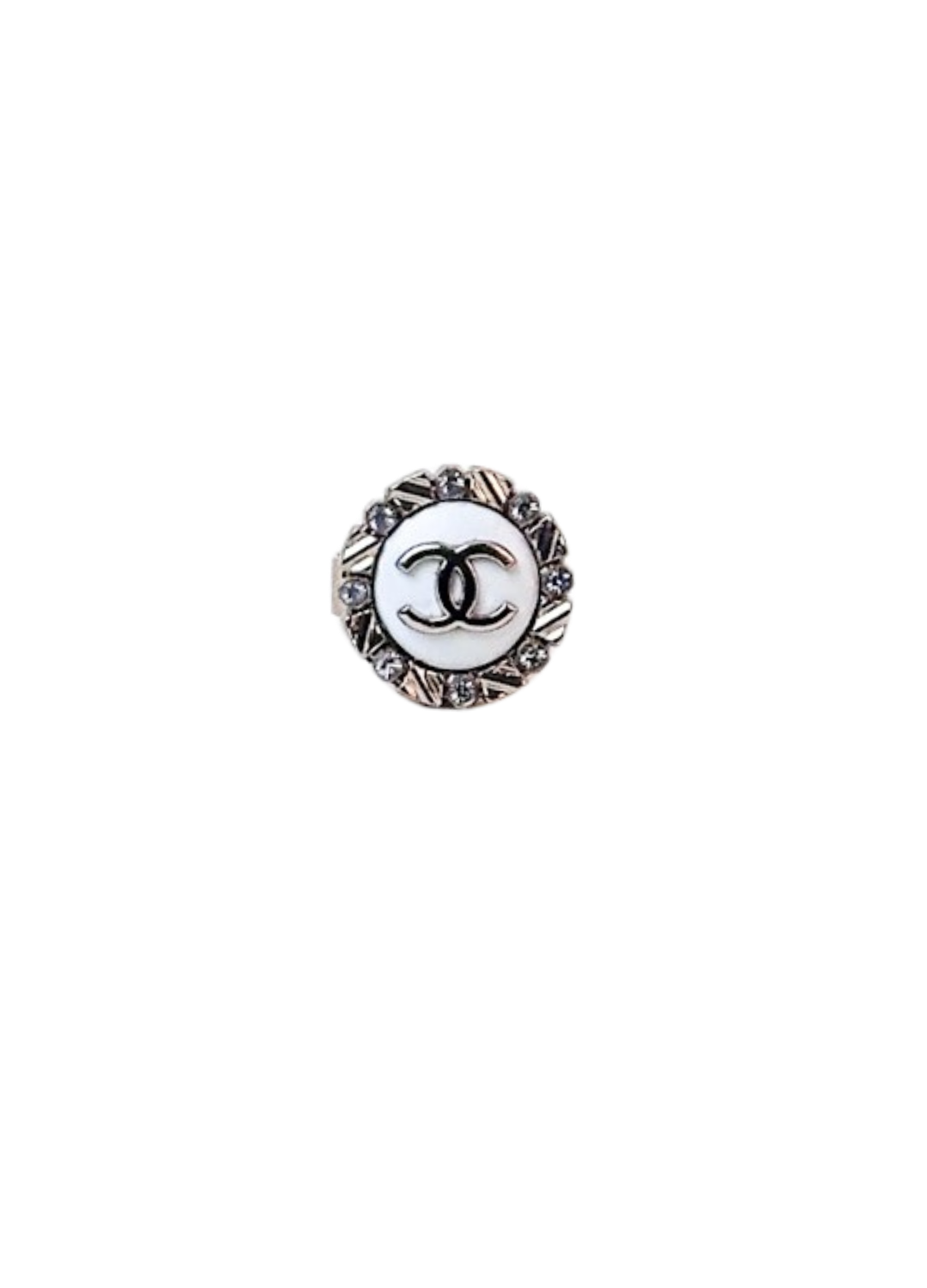 Bouton chanel blanc petits brillants monté en bague vue de face sur fond blanc