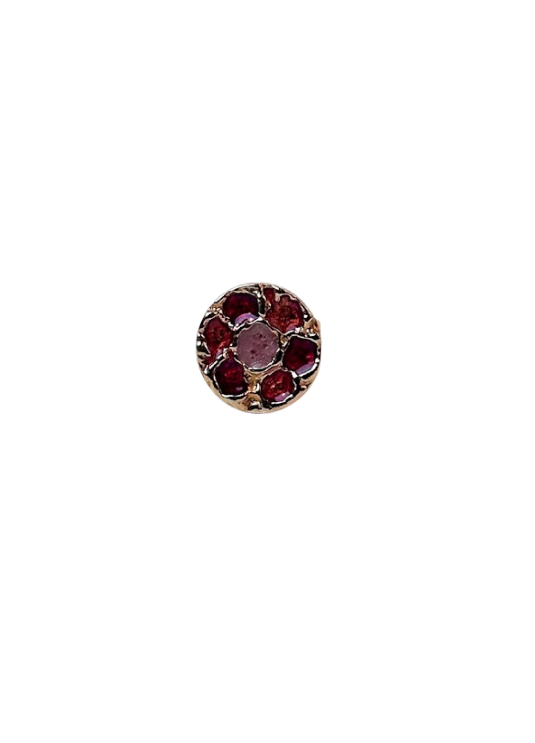 Bouton vintage mosaique rouge monté en bague vue de face sur fond blanc