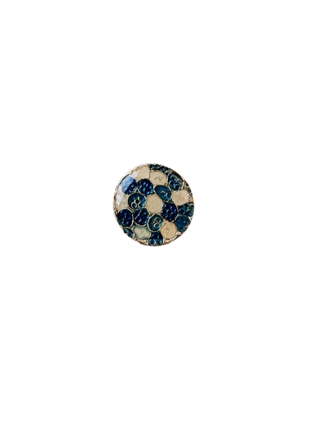 Bouton vintage mosaique vert et jaune monté en bague vue de face sur fond blanc