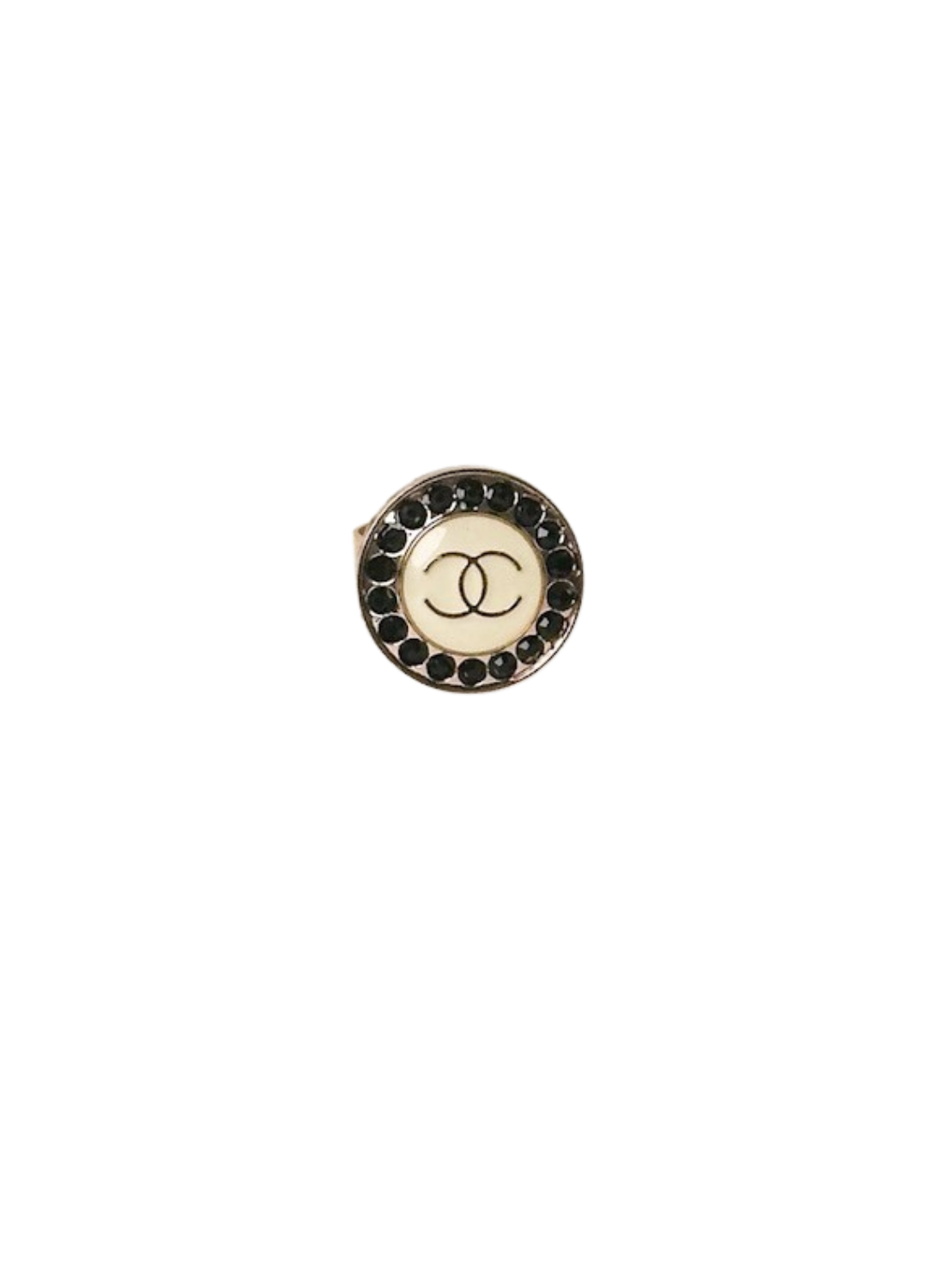 Bouton chanel noir et blanc monté en bague vue de face sur fond blanc
