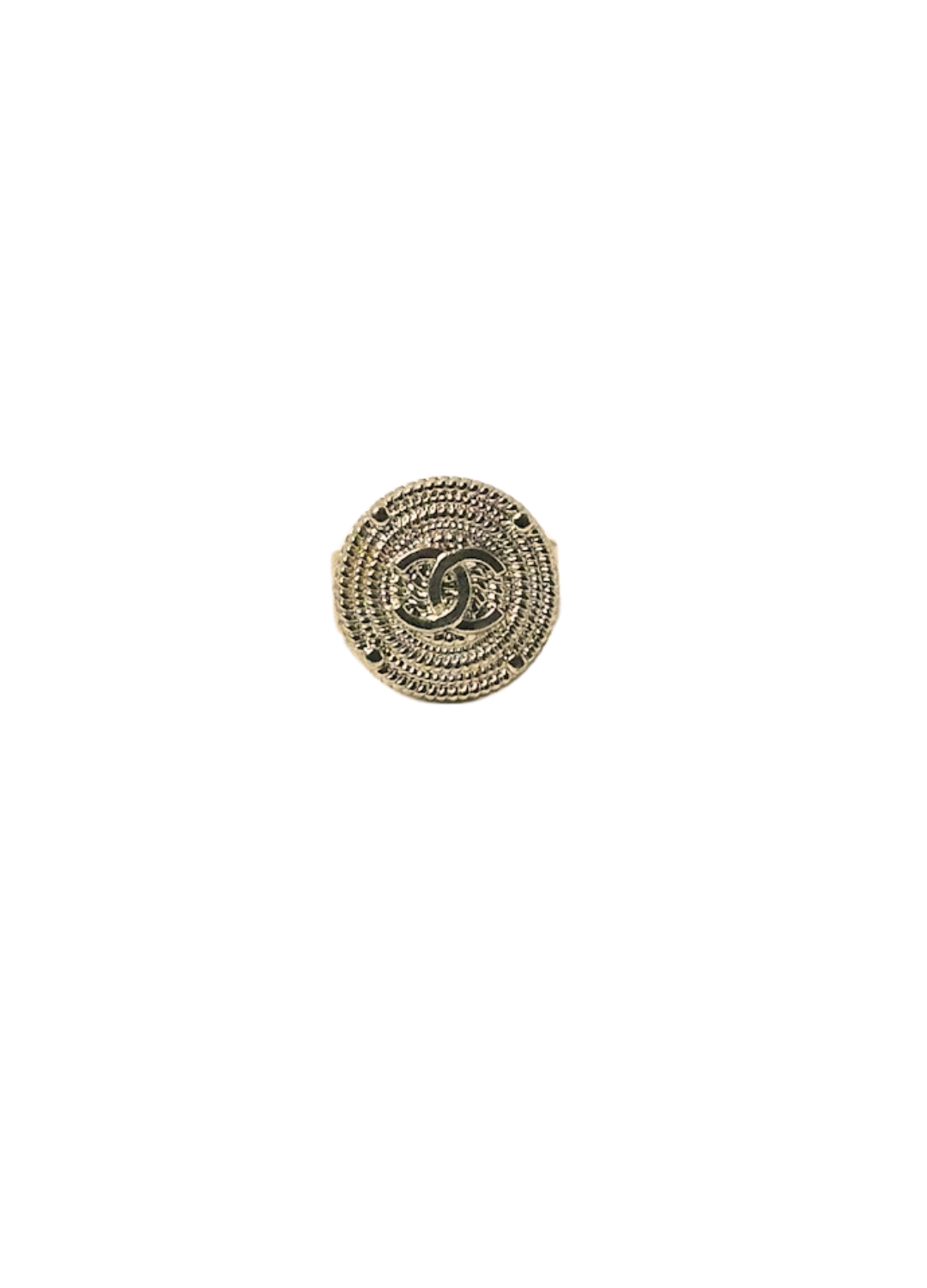 Bouton Chanel doré spirale monté en bague vue de face sur fond blanc