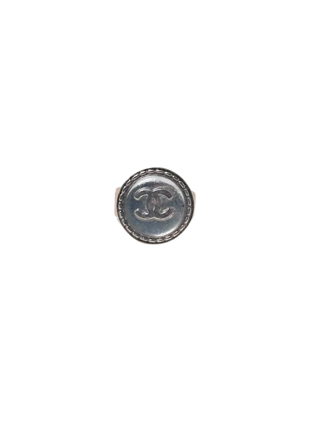 bouton Chanel translucide et contour doré monté en bague vue de face sur fond blanc