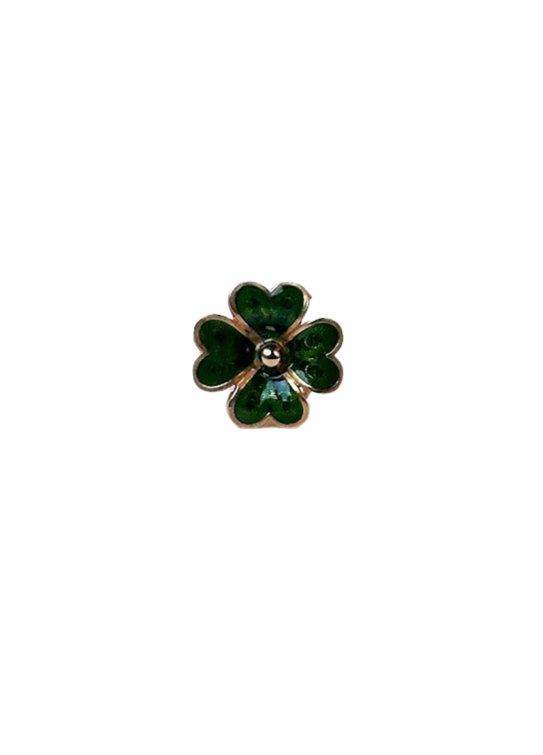 bouton vintage trefle vert monté en bague de face sur fond blanc