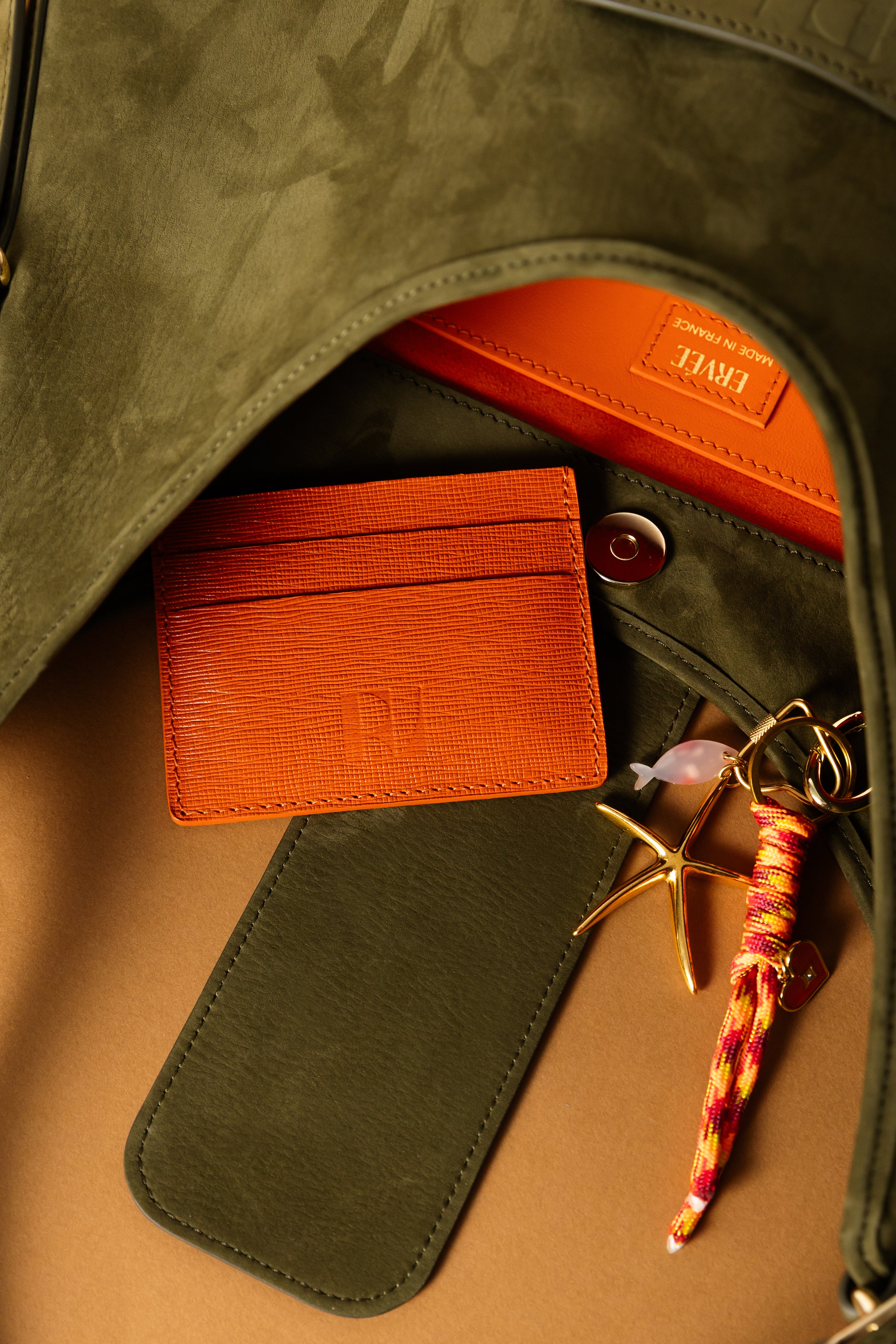 porte cartes Pitchoun orange dans le sac Fada kaki