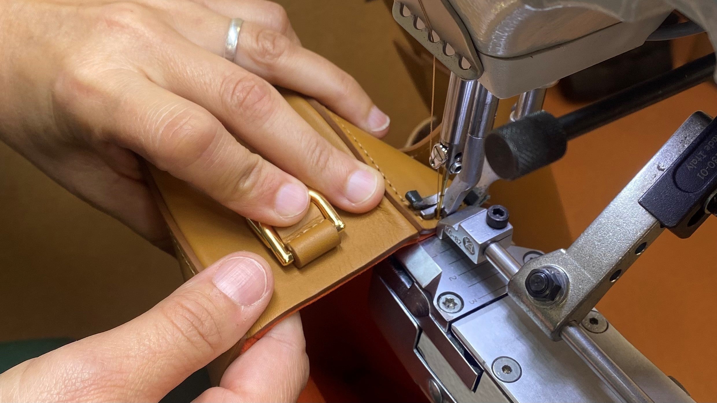 mains piquant un sac ERVEE machine industrielle