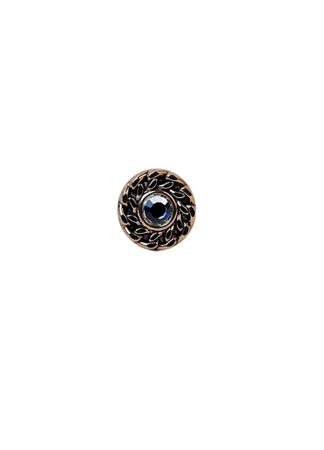 Bouton vintage brillant avec contour doré monté en bague vue de face sur fond blanc