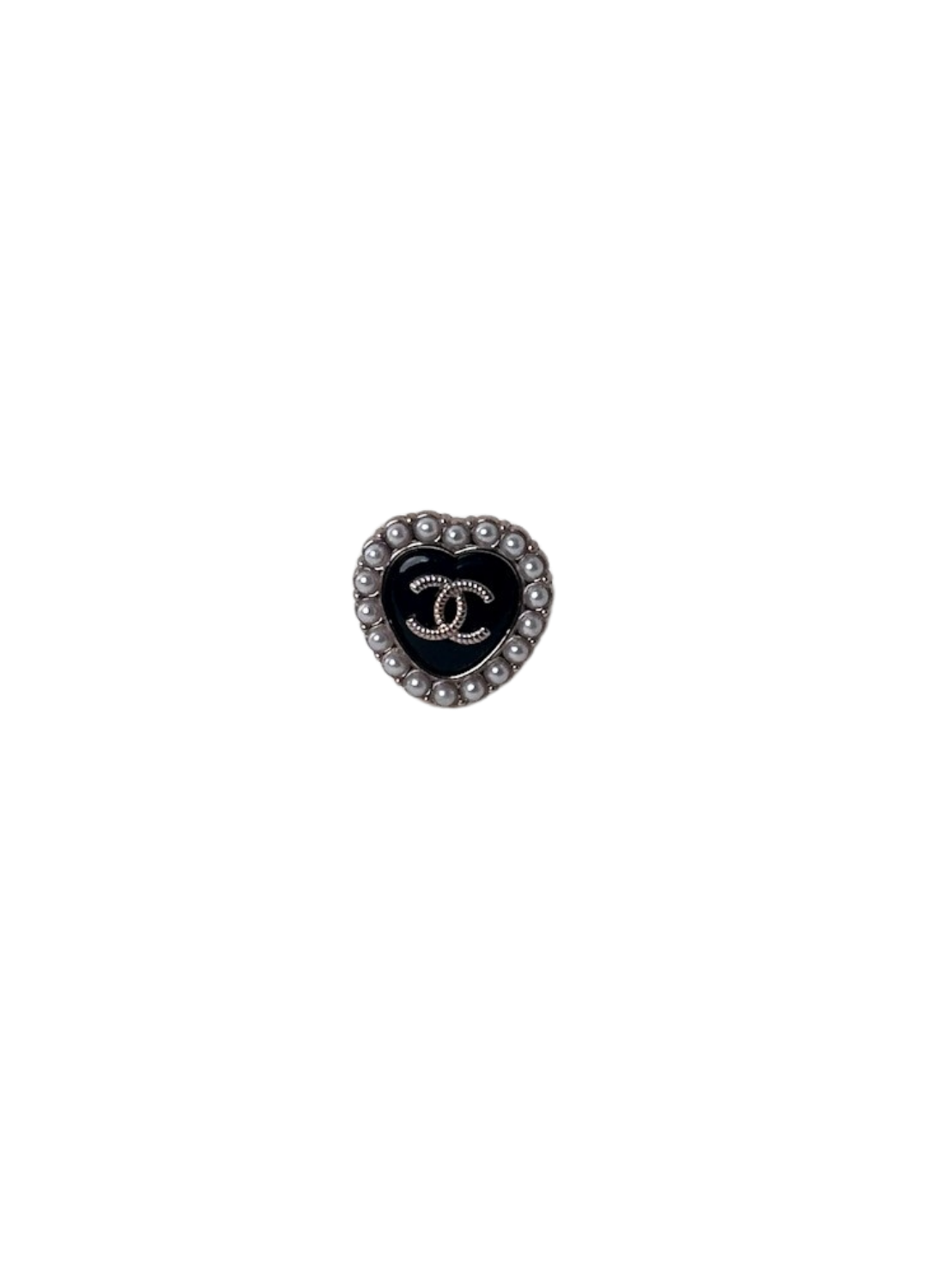 Bouton chanel coeur noir et blanc monté en bague vue de face sur fond blanc