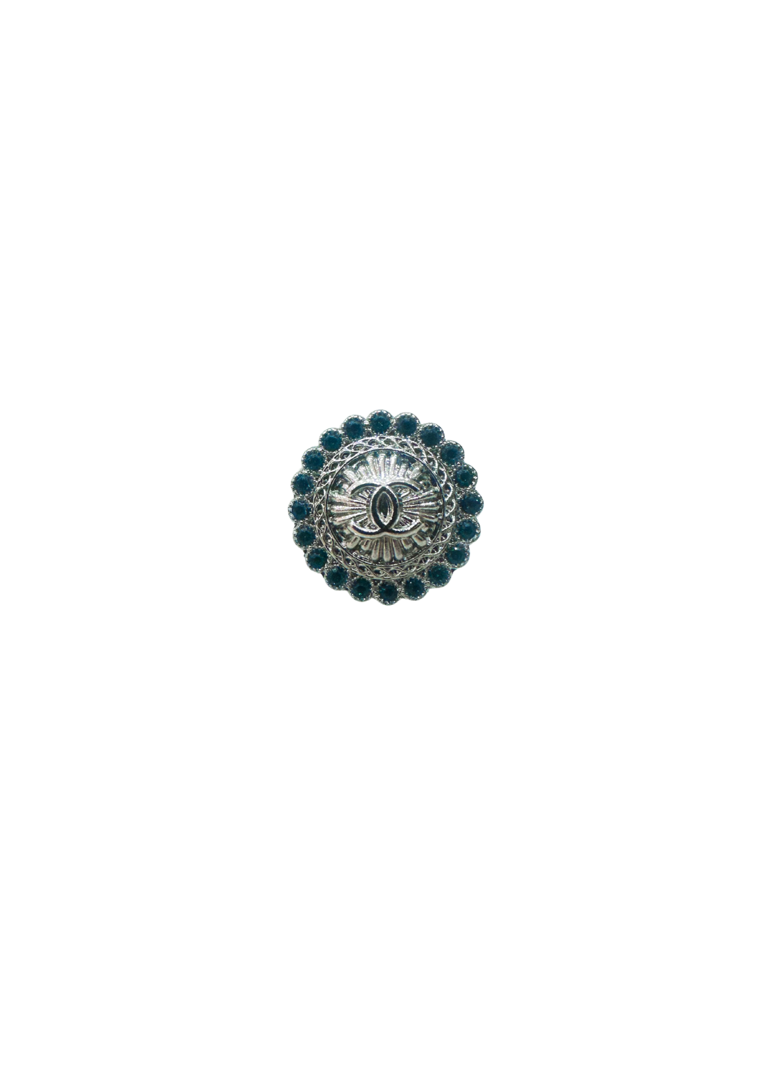 Bouton chanel argent et vert monté en bague sur fond blanc de face