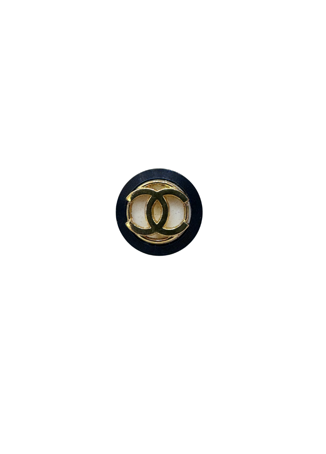 Bouton chanel or et noir monté en bague de face sur fond blanc