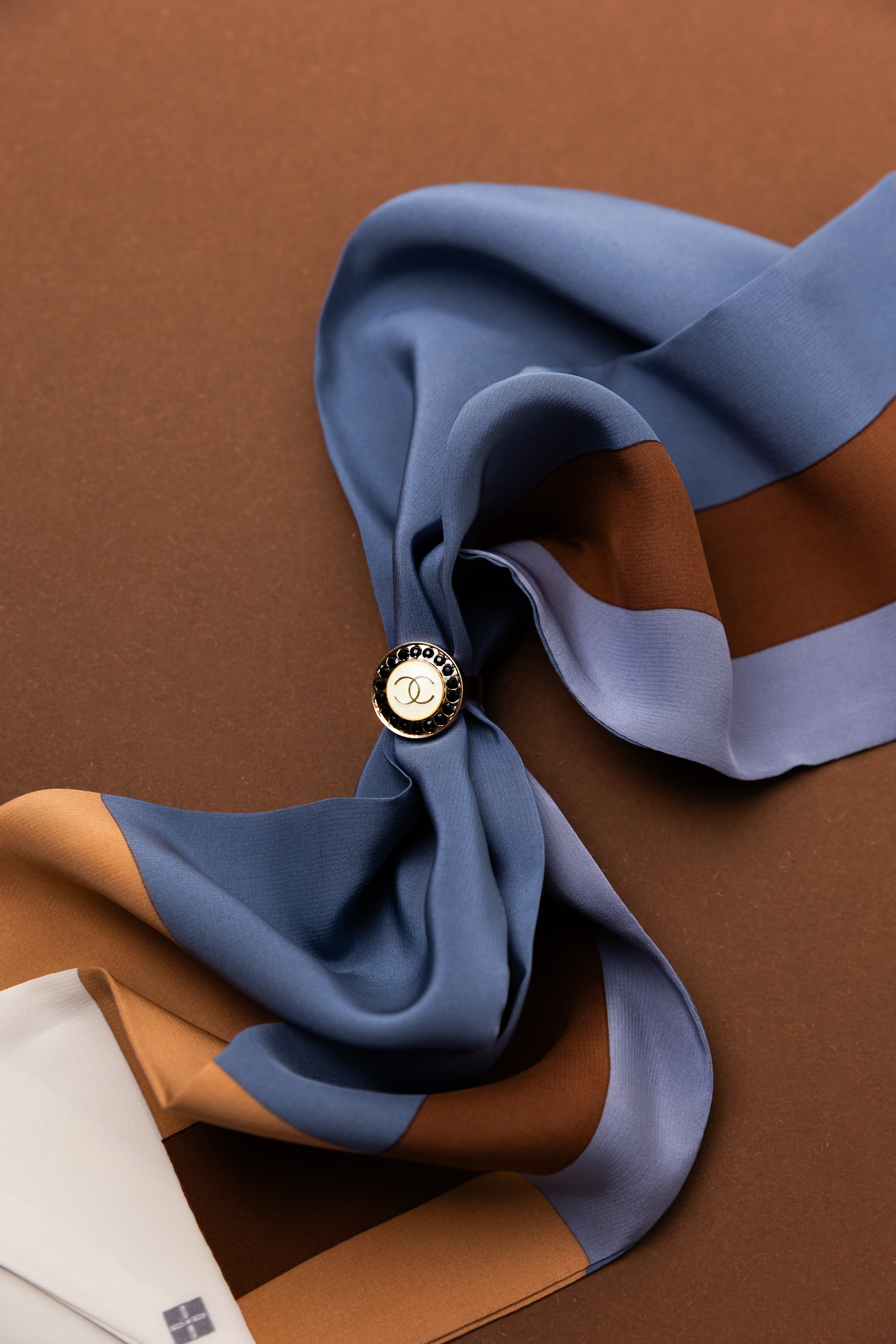 Bague pépite chanel autour du foulard mistral capuccino