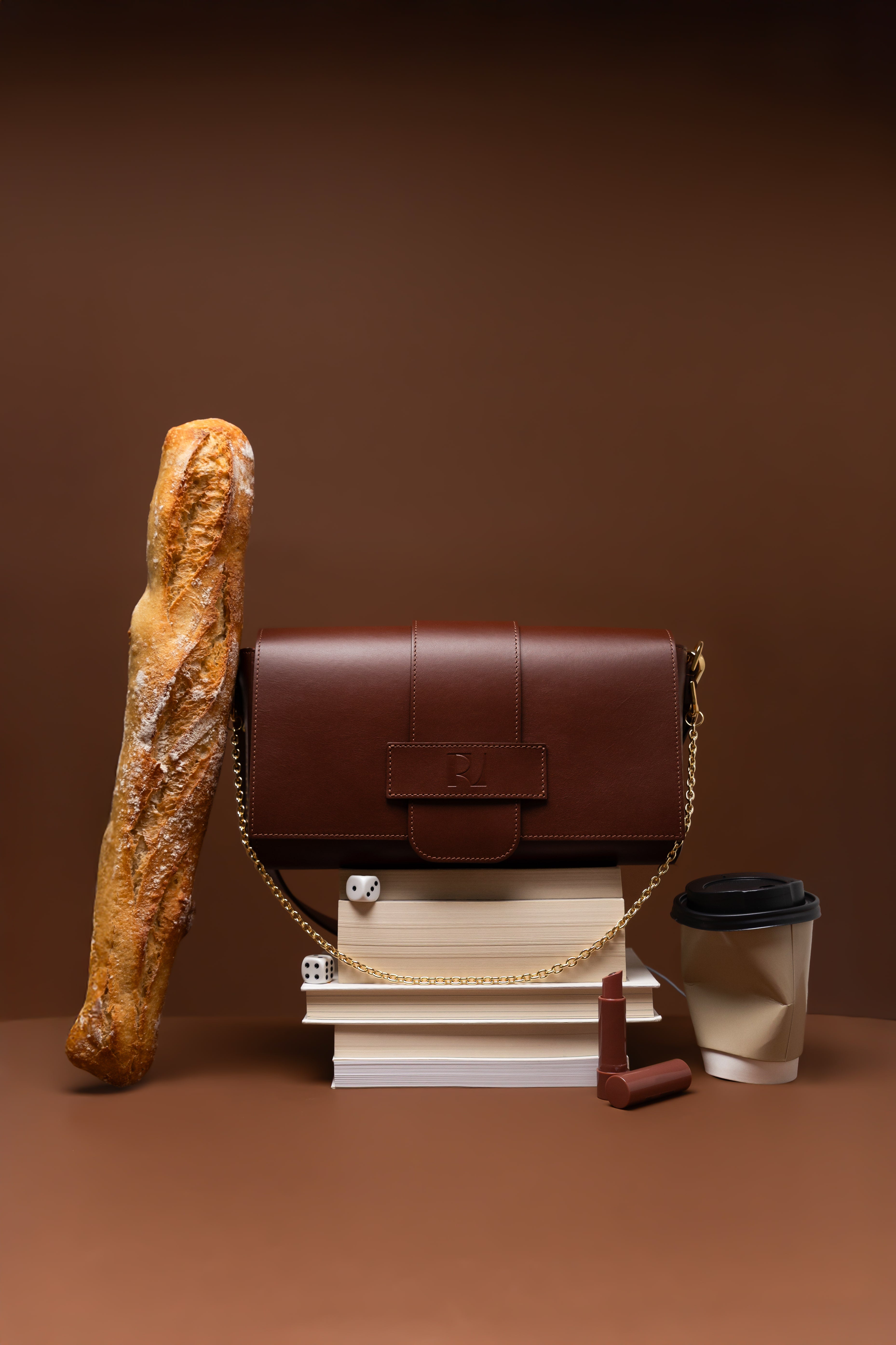 Baleti_brunette_posé sur livre avec baguette de pain-ERVEE