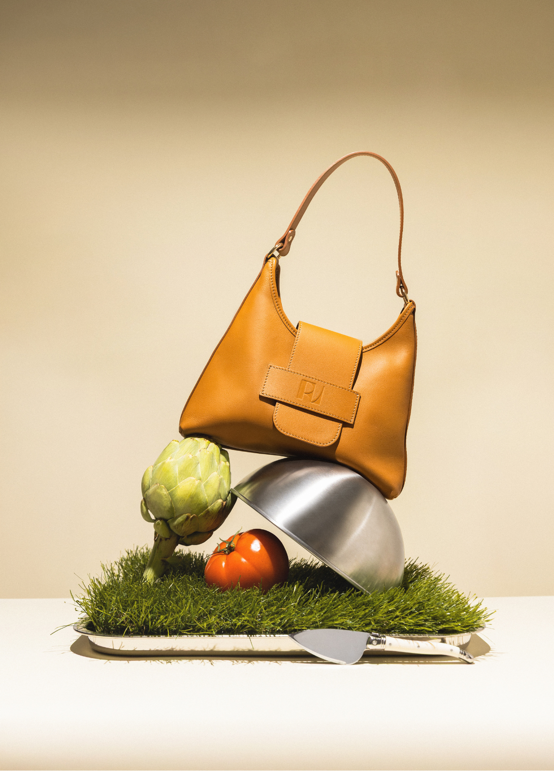 sac fada taille S camel-mis en scène avec plat-artichaut sur du gazon-ERVEE