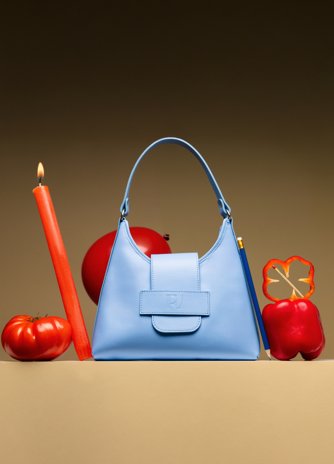 fada taille S bleu clair mis en scène avec des légumes rouges et bougie-ERVEE