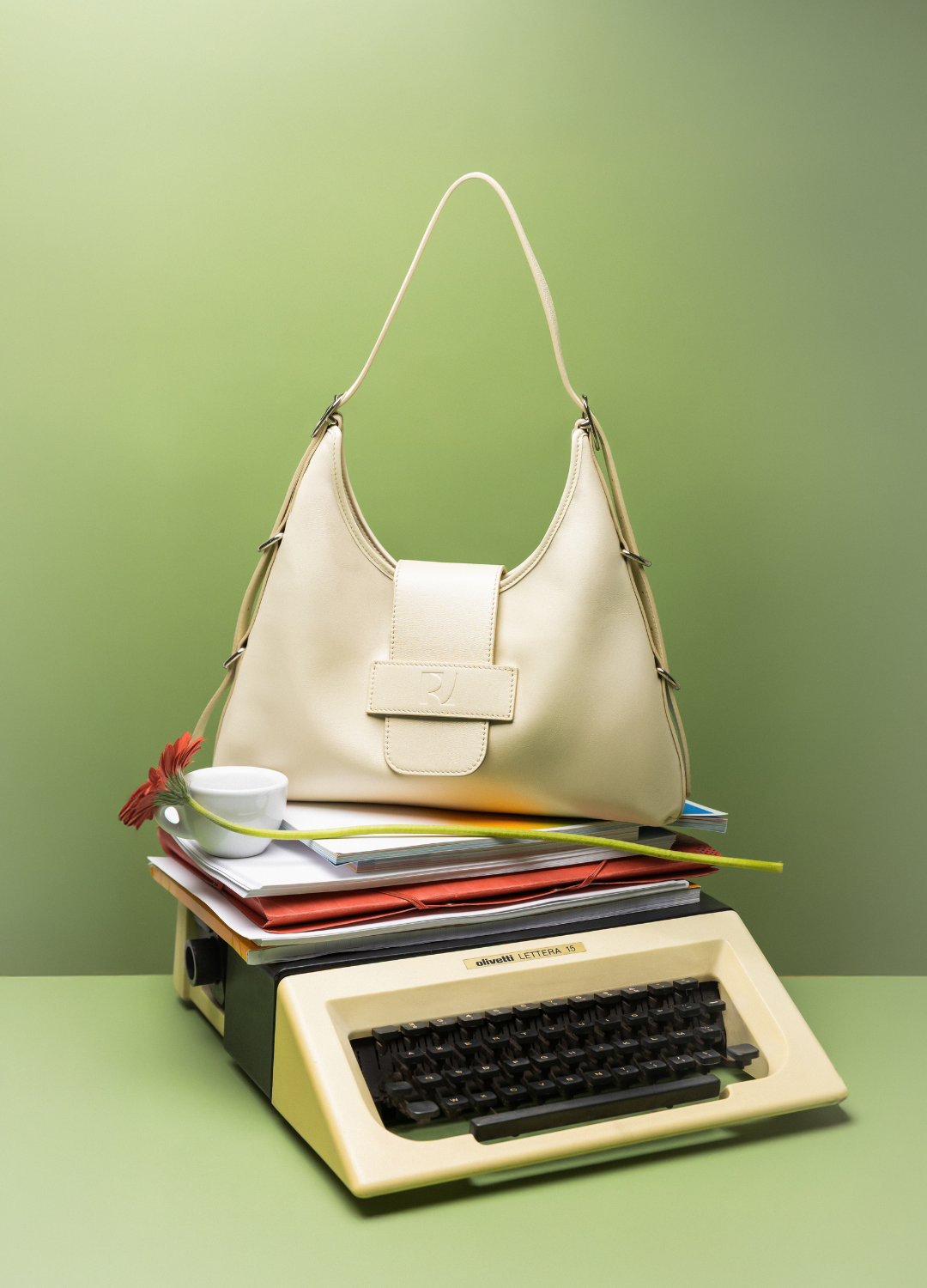 sac fada taille M jaune pale posé sur une machine à écrire vintage