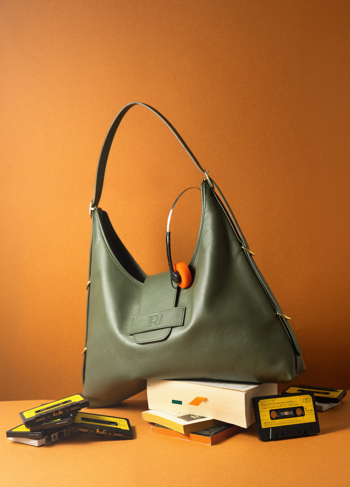sac fada taille L kaki mis en scène sur des cassettes vintage, un casque de walkman et posé sur le sac
