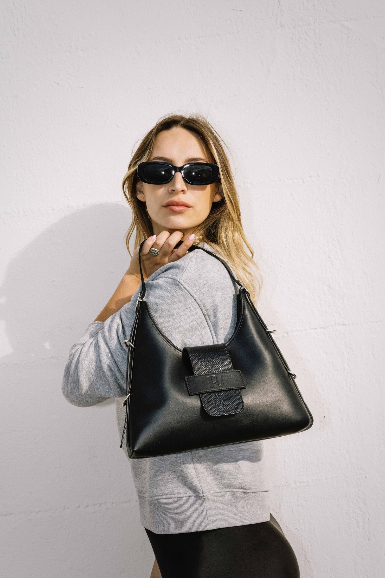 jeune femme portant le sac fada taille M noir karung à l'épaule