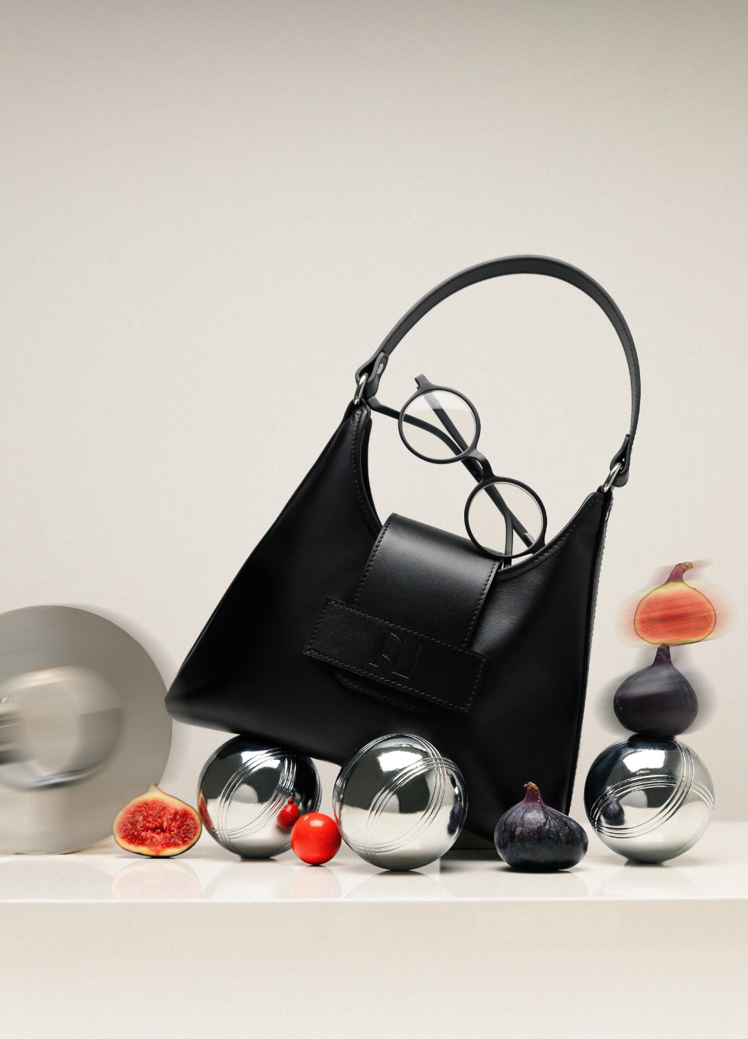 sac fada taille S noir mis en scène sur une table avec boules de pétanque et lunette-ERVEE