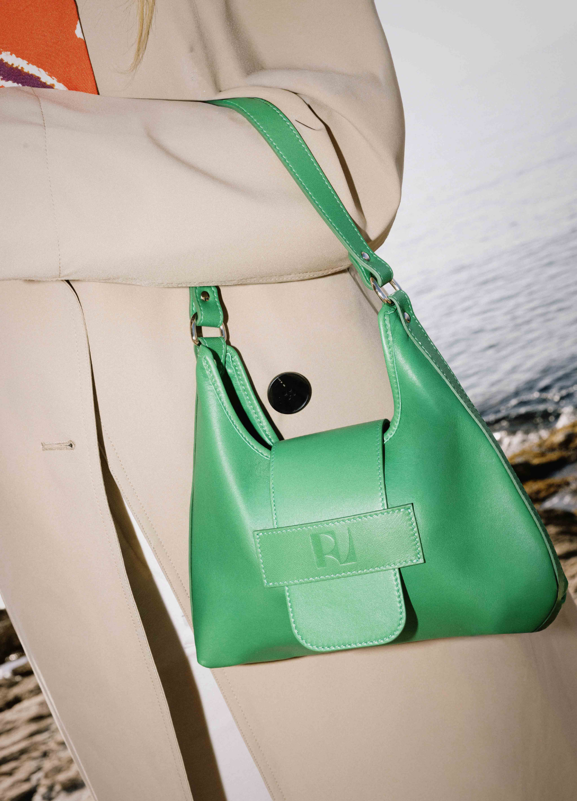 zoom sur sac fada taille s vert éclatant-porté sur le bras-ERVEE