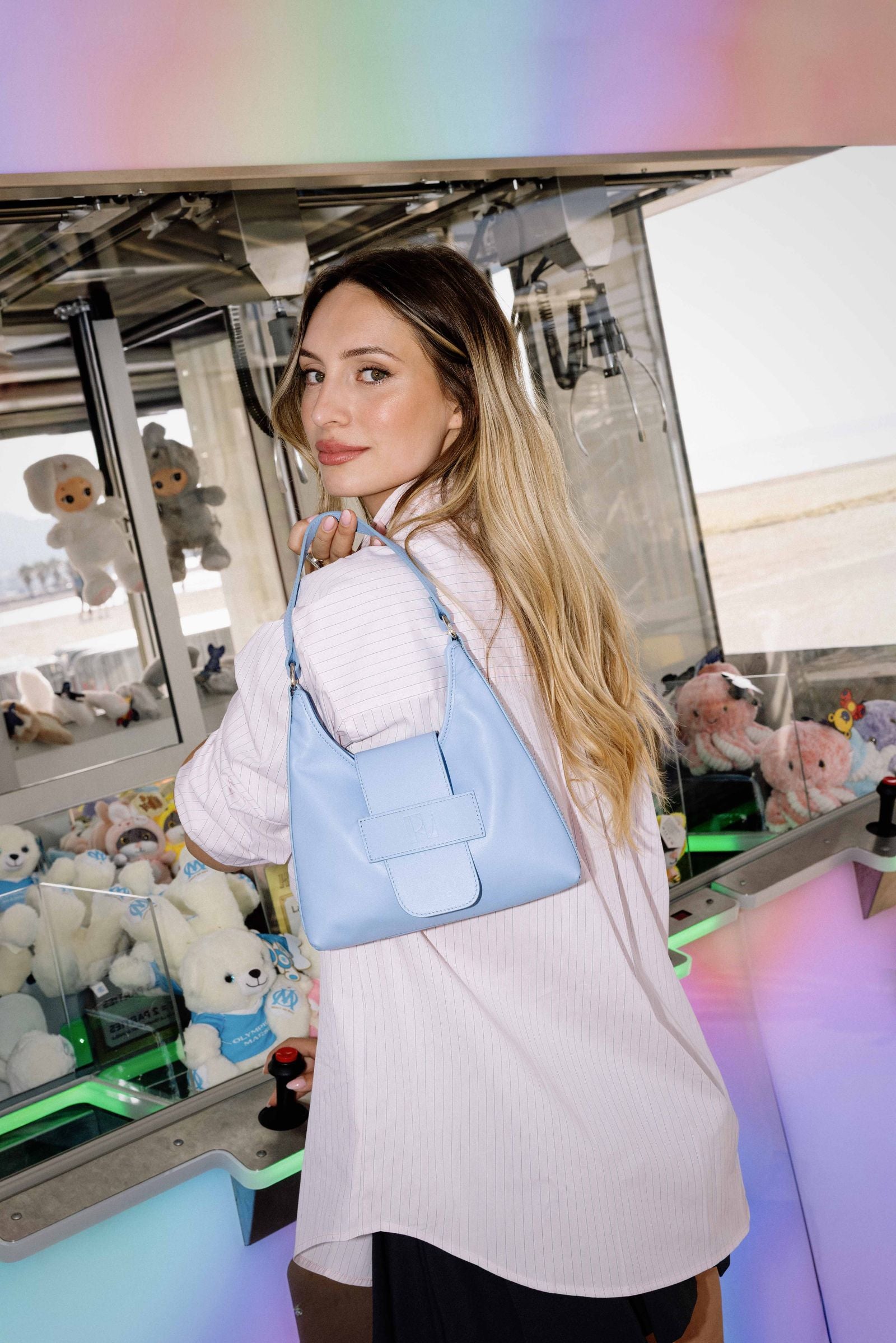 sac fada bleu clair porté par une jeune femme dans fête foraine-ERVEE