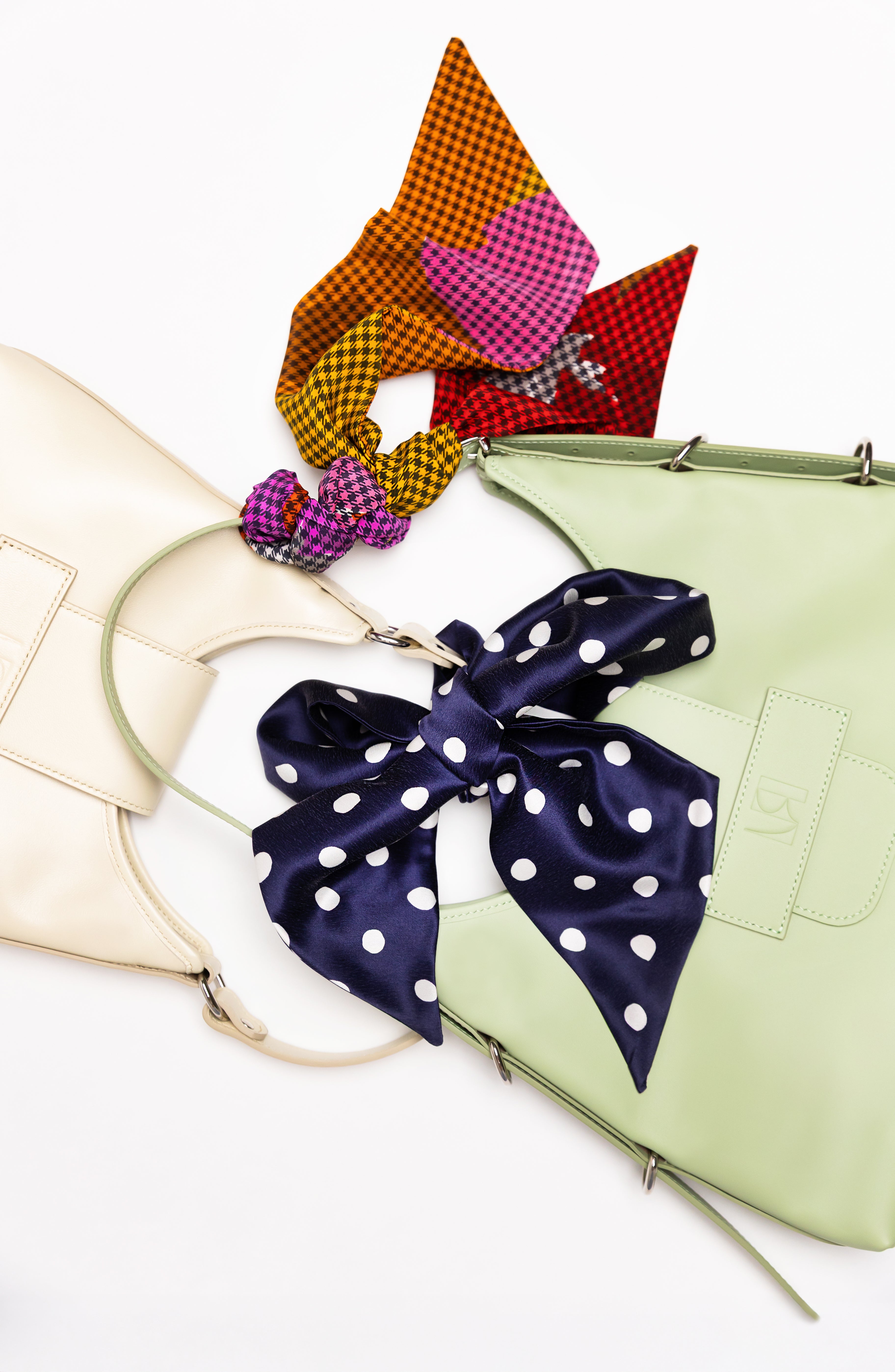 2 foulards dont le mistral pois noué sur anses de sacs hobo ERVEE