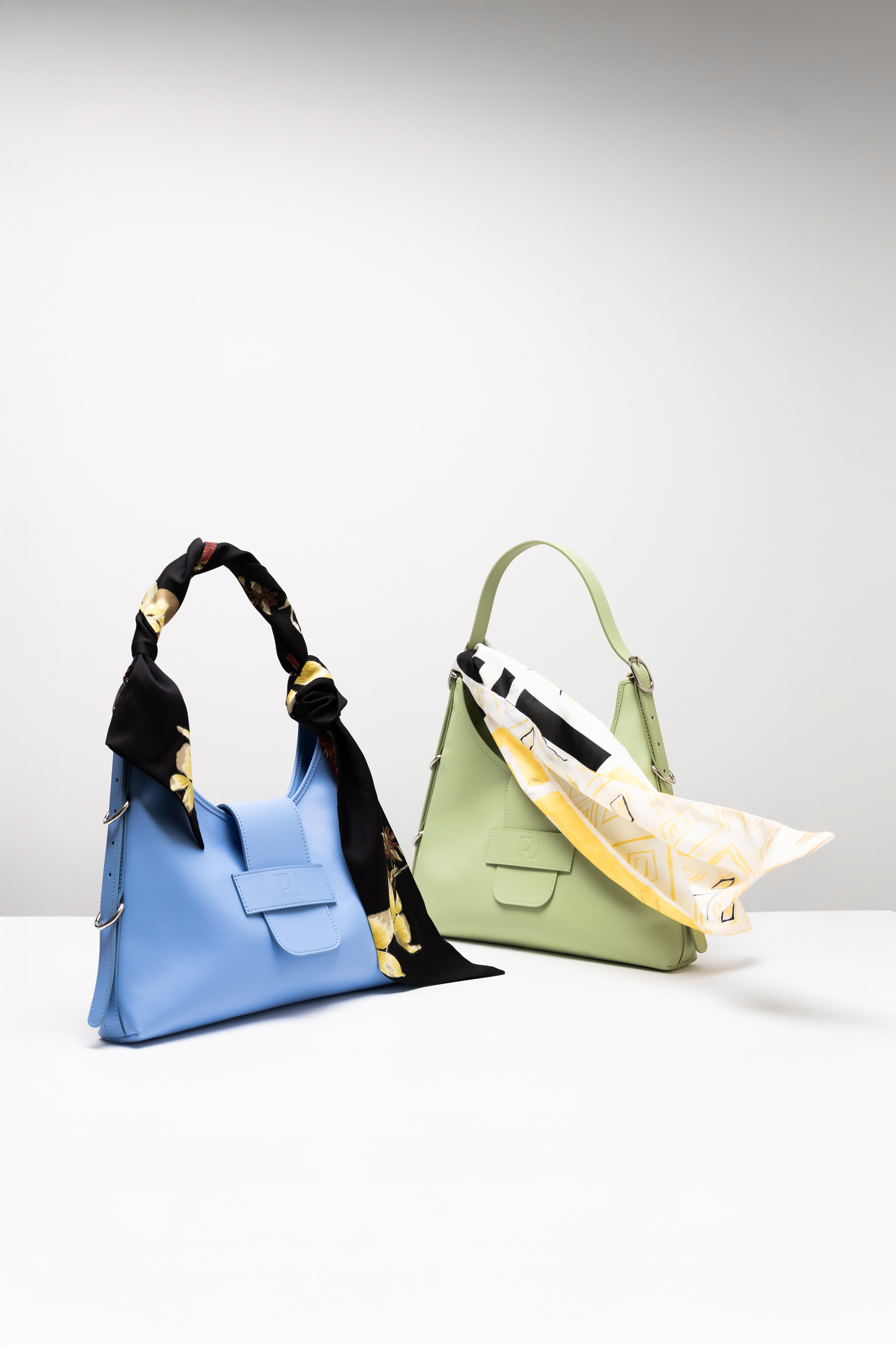 2 foulards mistral noués autour des anses de sacs hobo bleu et vert