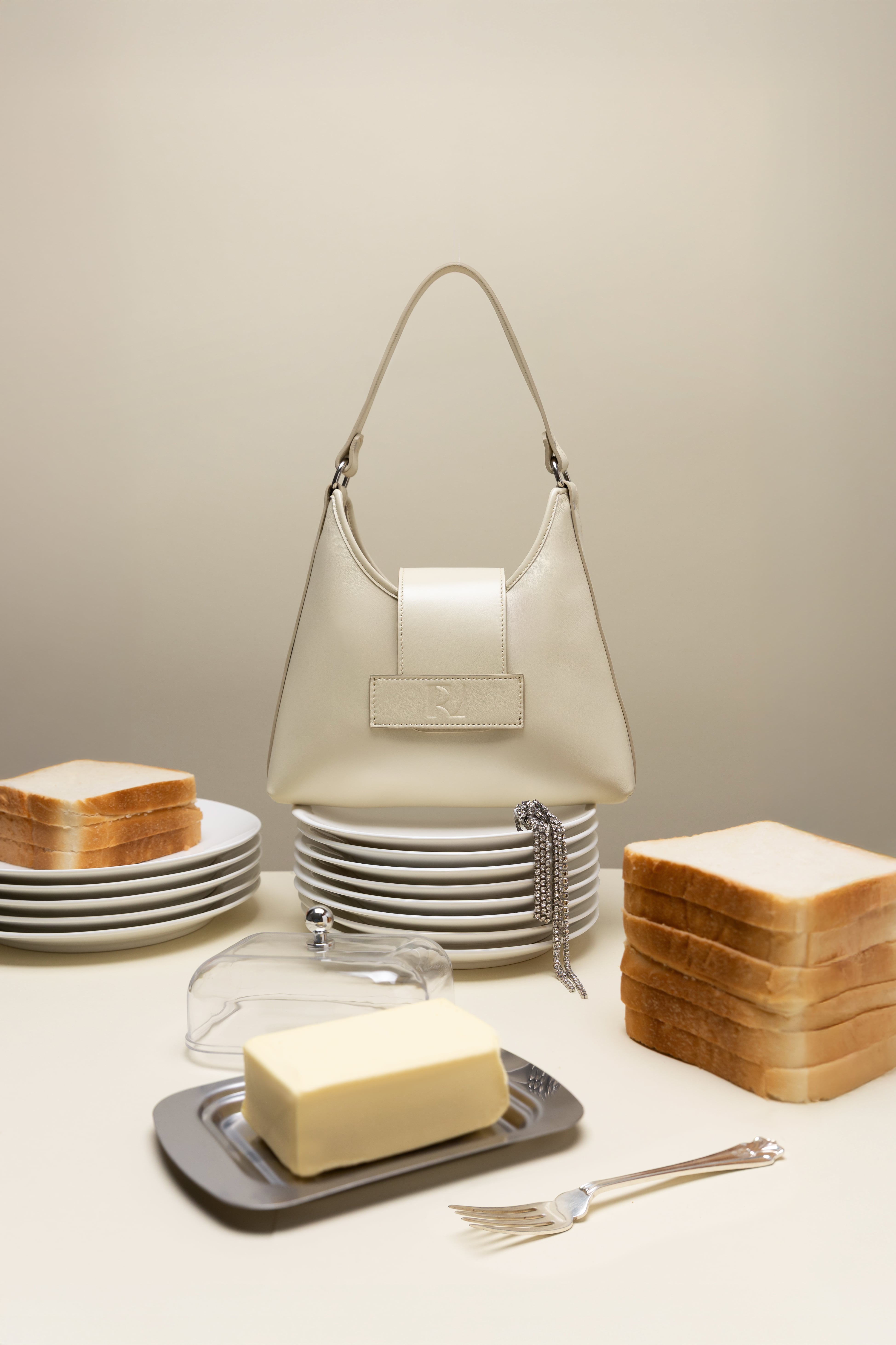 sac fada taille S jaune pale mis en scène sur une table avec du pain et du beurre-ERVEE