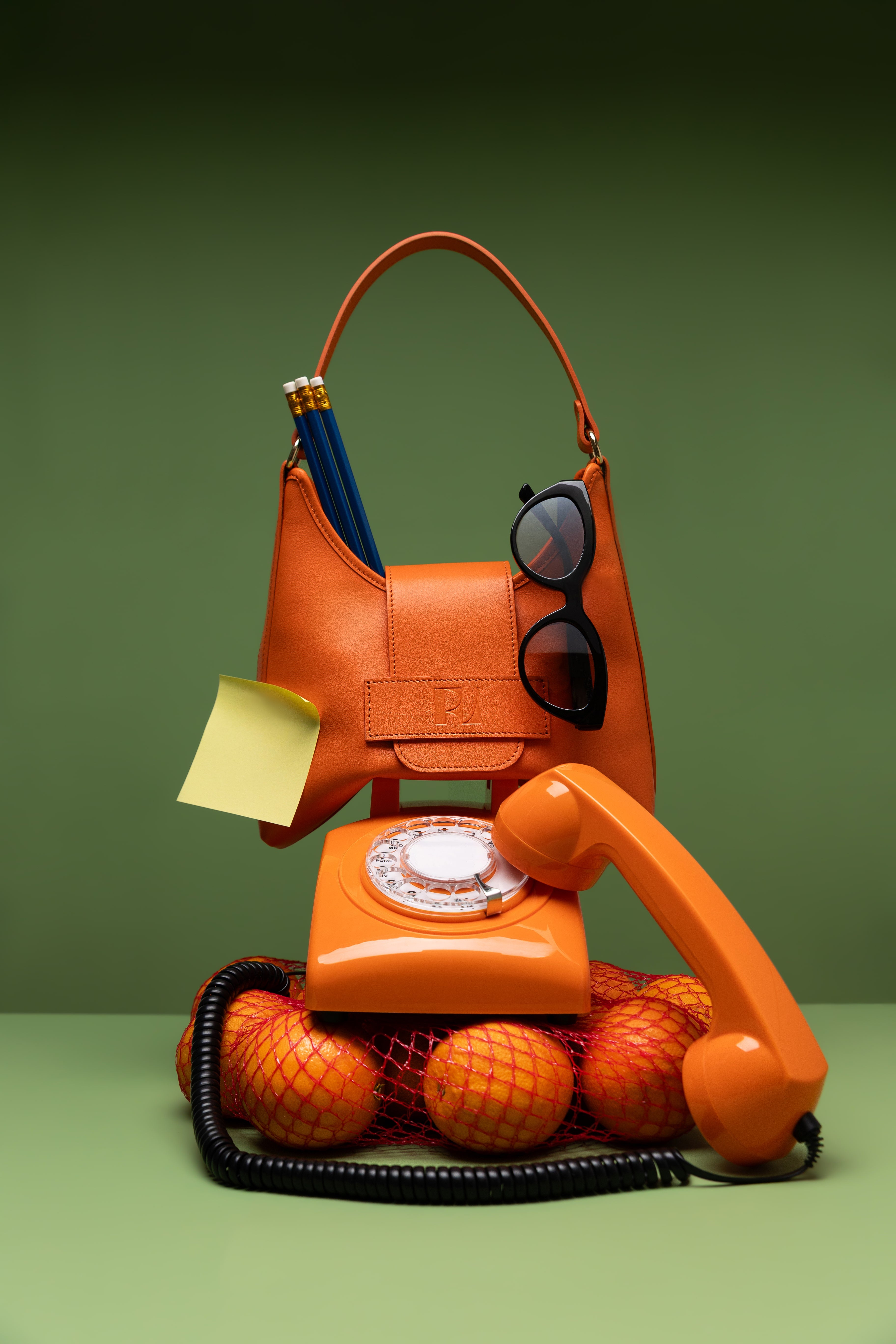 sac fada taille S orange mis en scène sur un téléphone vintage orange et un sac d'orange-ERVEE