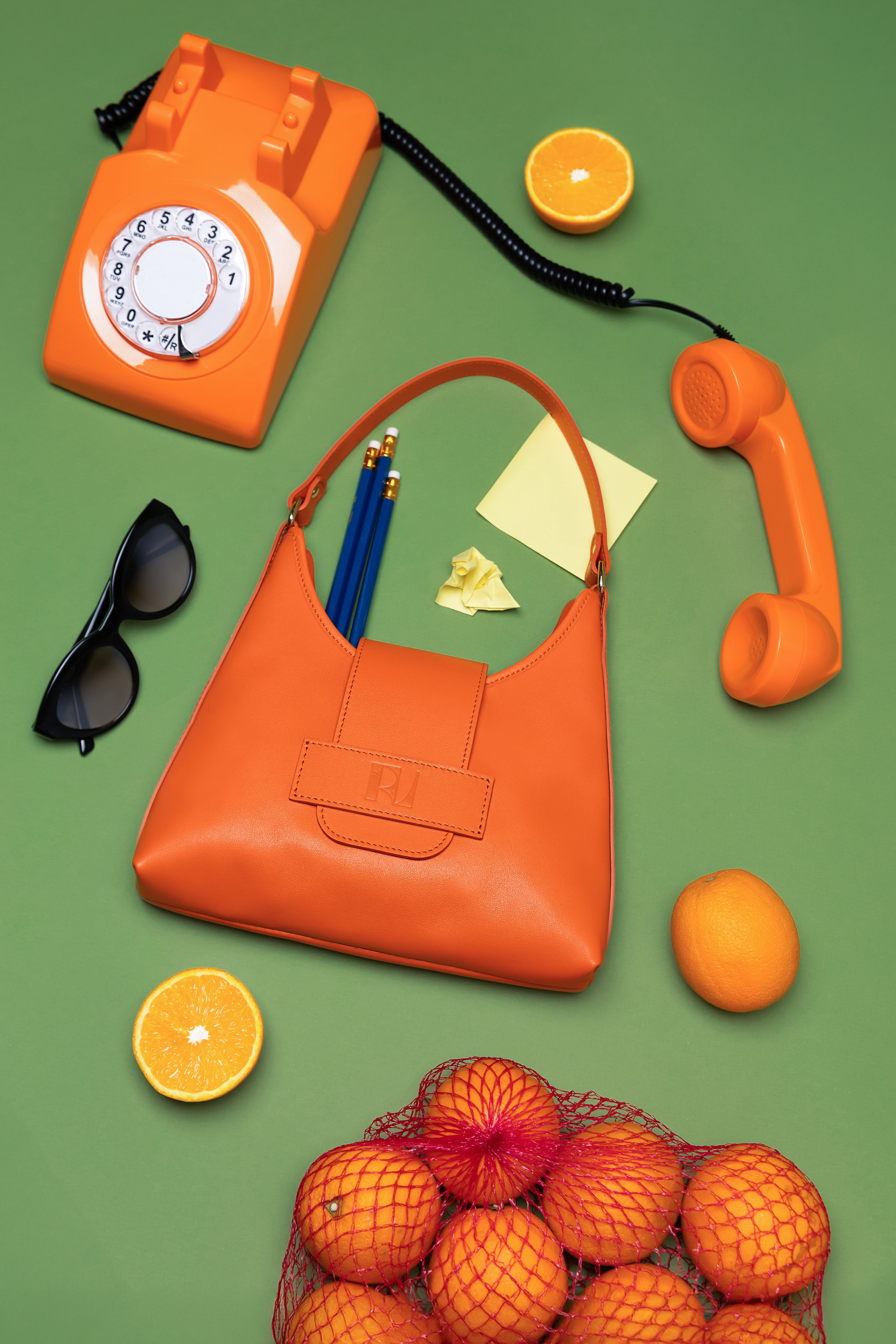 sac fada taille S mis en scène sur fond vert à coté d'un téléphone vintage orange-ERVEE