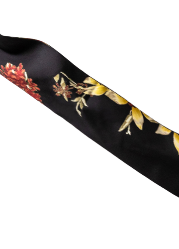 Zoom sur l'imprimé foulard floral noir sur fond blanc