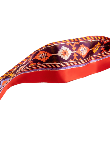 Zoom sur l'imprimé foulard Mistral oragne sur fond blanc