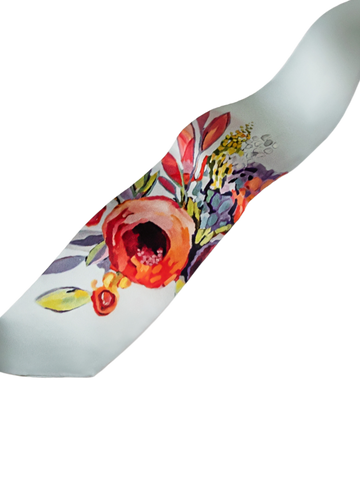 Zoom sur l'imprimé du foulard Mistral printemps sur fond blanc
