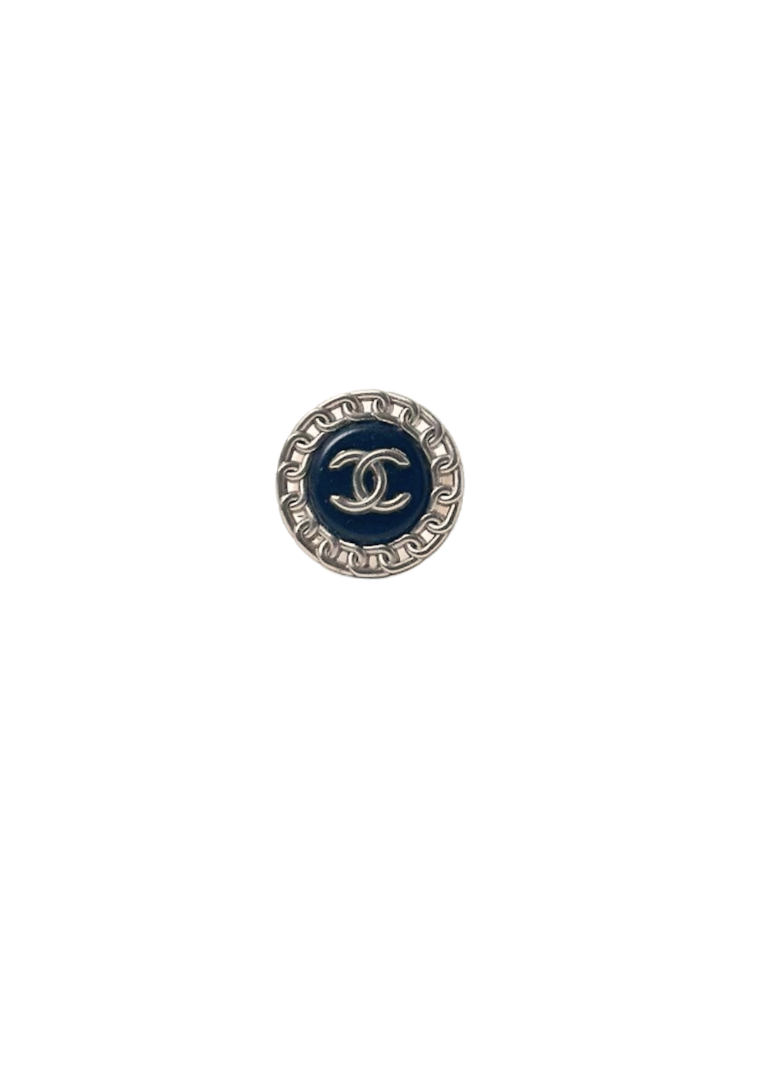 bouton chanel noir avec chaine doré autour monté en bague, vue de face sur fond blanc