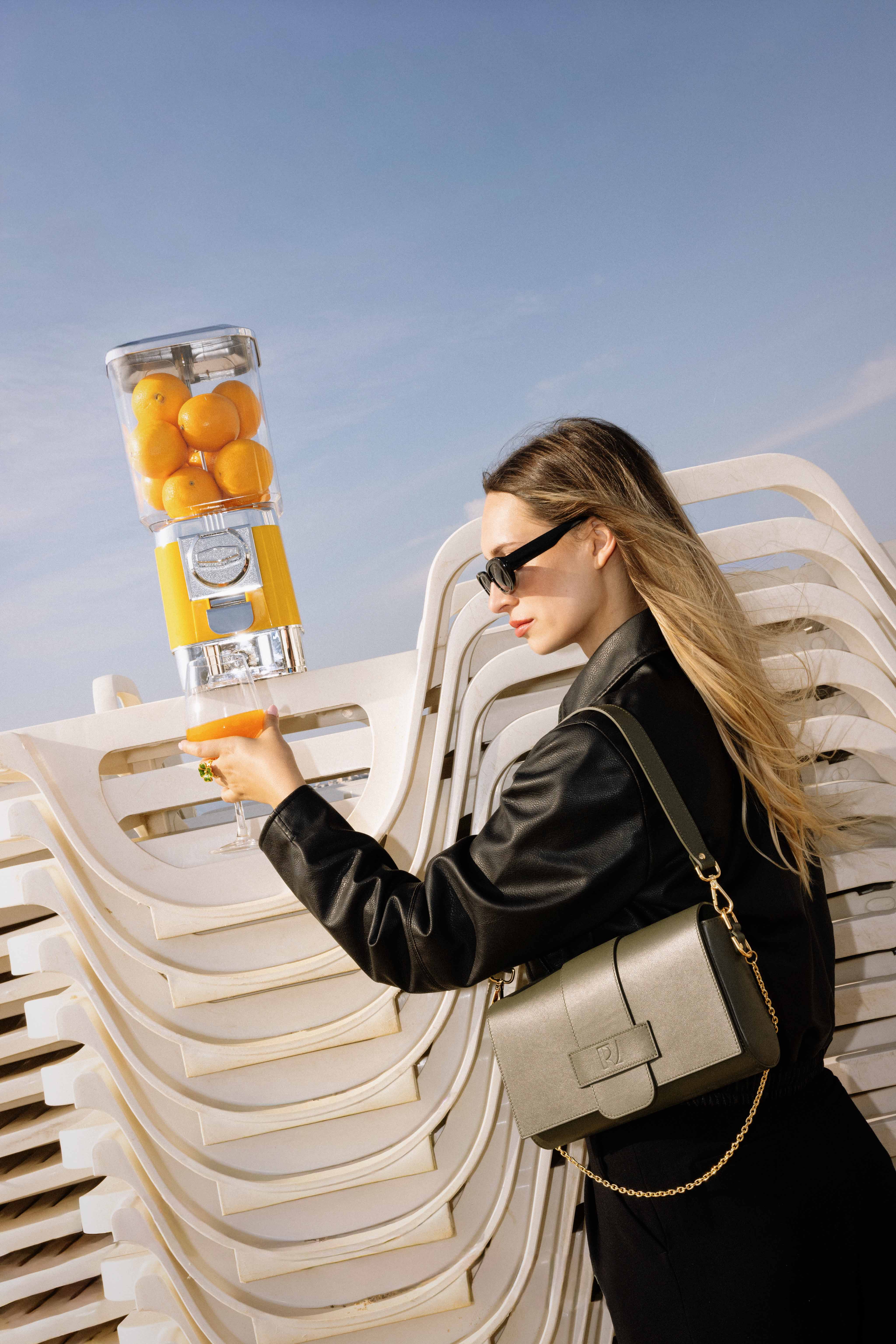 baléti kaki porté par une jeune fille qui se sert un jus d'orange