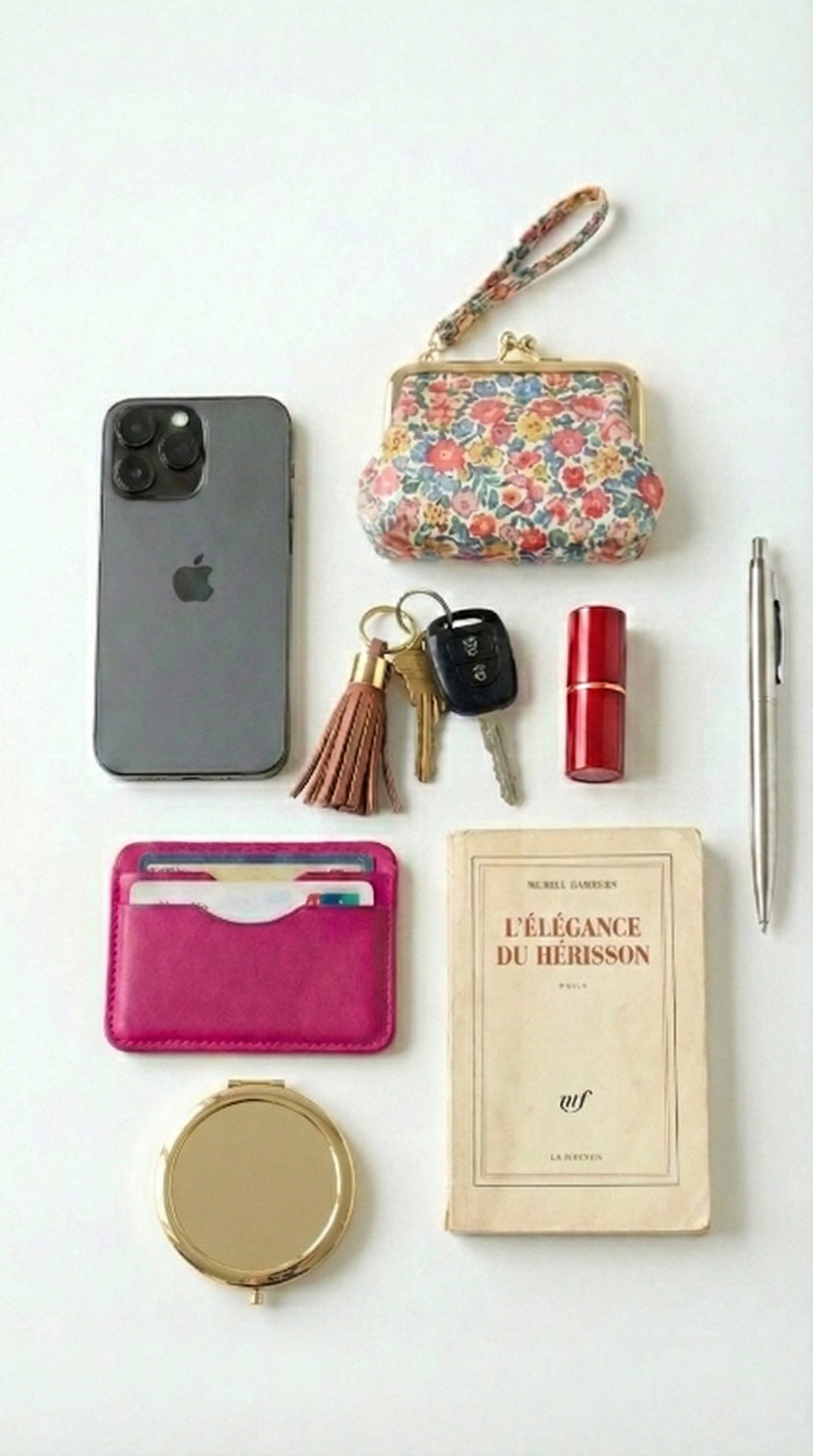 contenance du sac fada taille M : téléphone, porte carte, porté monnaie, clés, livre de poche, stylo,rouge à lèvres, petit miroir-ERVEE